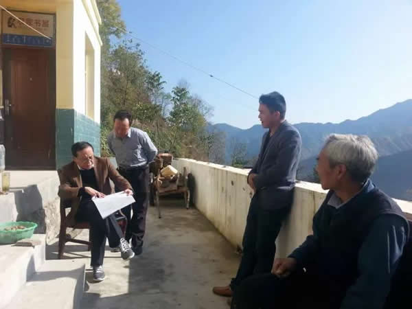隴運(yùn)集團(tuán)公司董事長(zhǎng)、黨委書(shū)記李寅祥率相關(guān)人員專(zhuān)程前往精準(zhǔn)扶貧點(diǎn)進(jìn)行深入調(diào)研