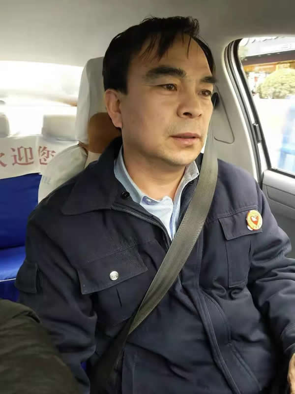 【拾金不昧】為隴運(yùn)集團(tuán)潤(rùn)祥出租車公司駕駛員“王劉德”點(diǎn)贊??！