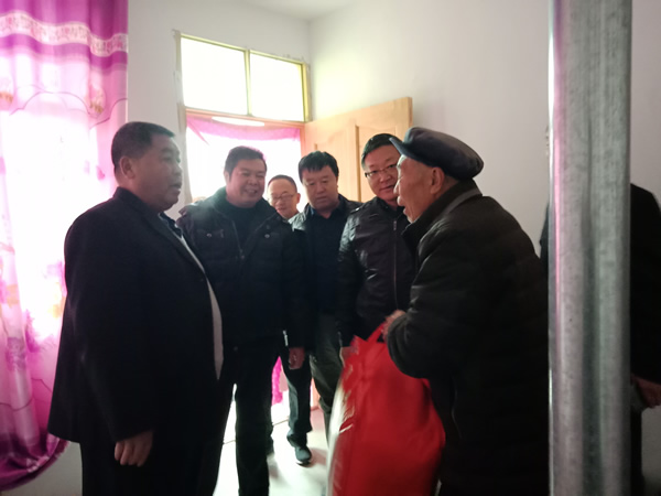 隴運(yùn)集團(tuán)公司開展“解難題、辦實(shí)事、送溫暖”主題黨日活動