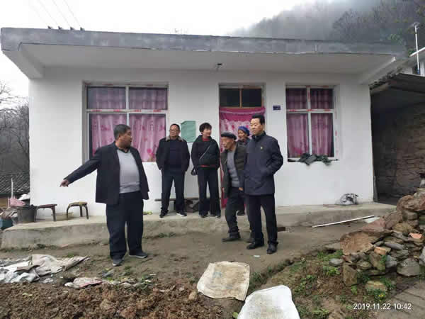 隴運(yùn)集團(tuán)公司開展“解難題、辦實(shí)事、送溫暖”主題黨日活動